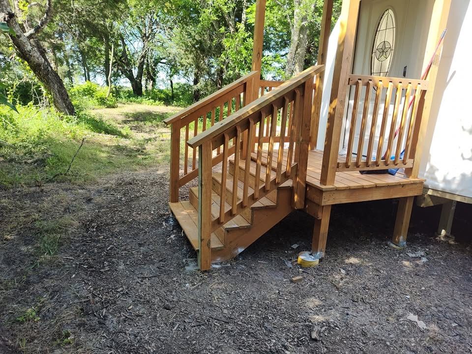 Cedar vs. composite decking in Texas heat: an honest comparison